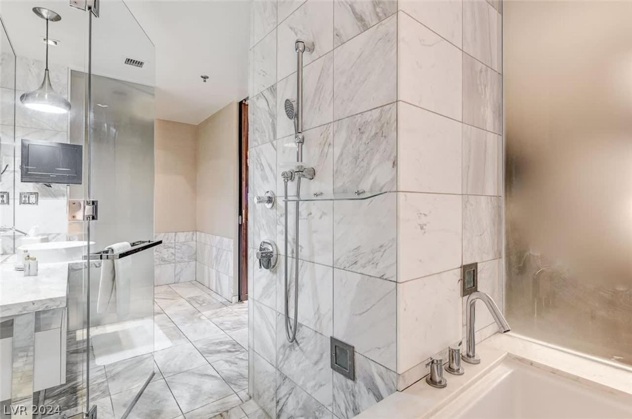 Charming High Floor Strip Views Palms 30306 *