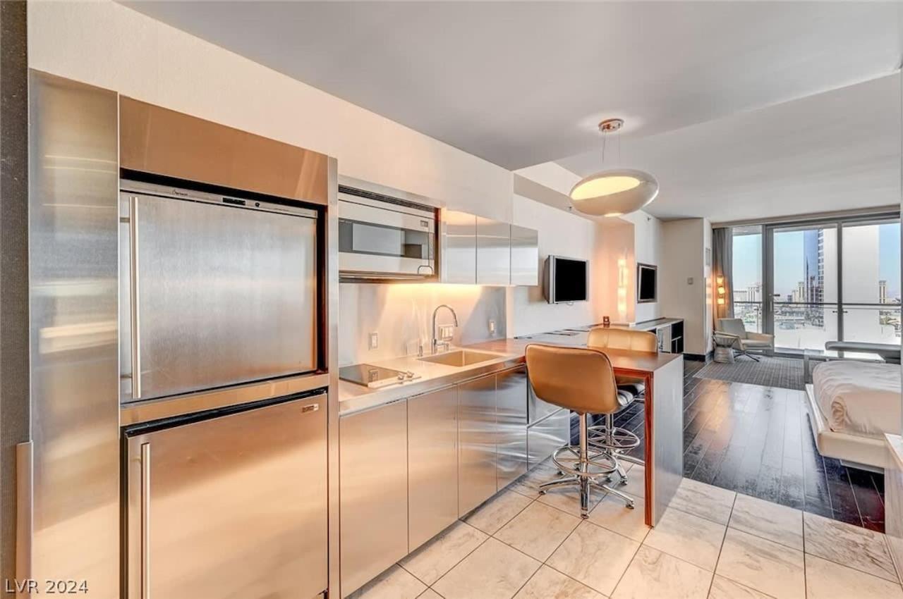 Charming High Floor Strip Views Palms 30306