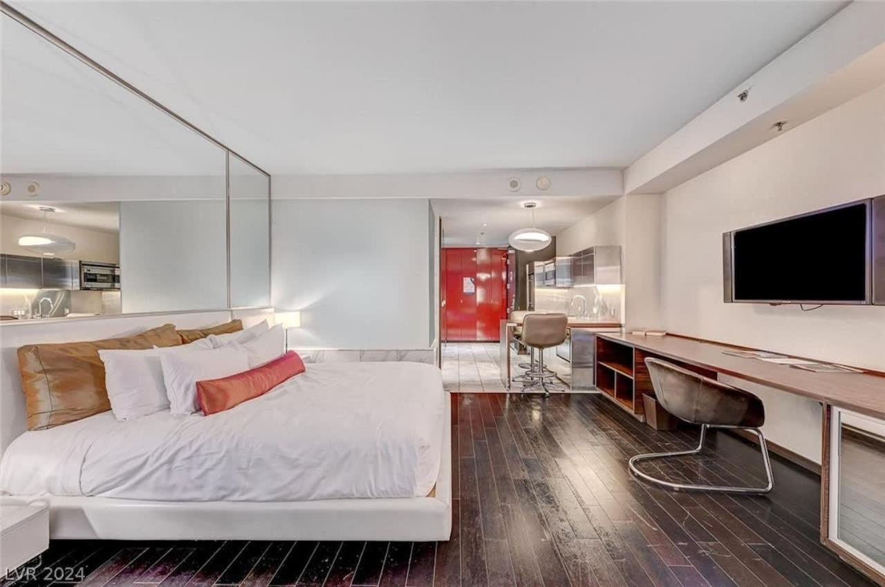 Charming High Floor Strip Views Palms 30306 Las Vegas